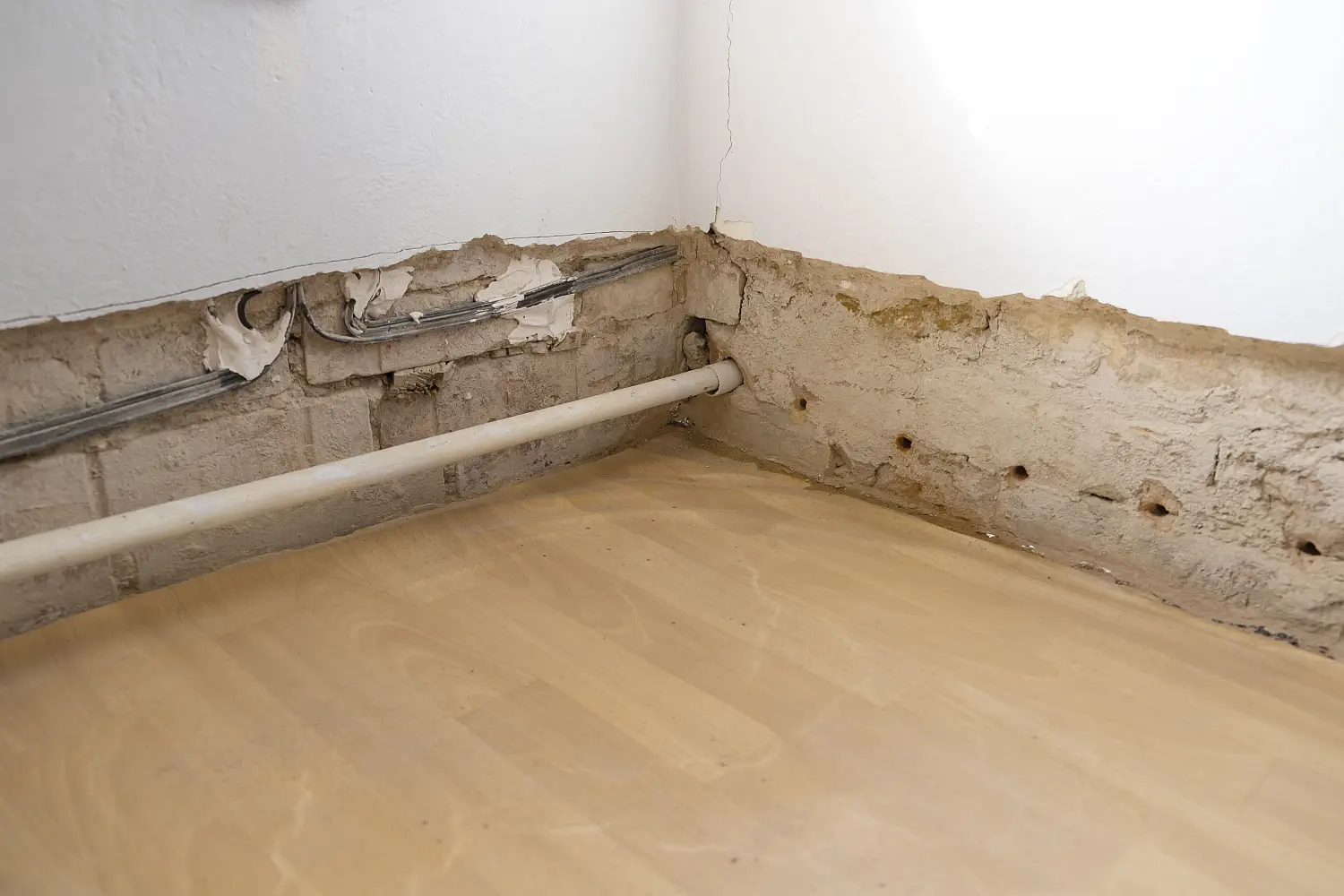 Po co iniekcja muru? Skuteczna metoda odcięcia wilgoci kapilarnej